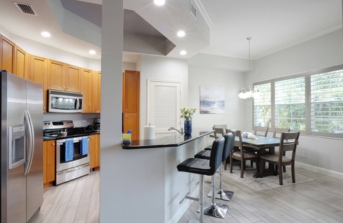 Bonita Shores Condo | VOTED BONITA'S FAVORITE with 85" TV