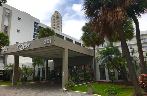Sunny Isles Beach Apartment | Walk to the Beach at Sunny Isles