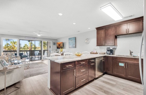 Miramar Beach Condo | ✨Walk2Beach-Lake Front-5 Pools-Pet Friendly-2 Screened Porches-3BR Family Tides✨