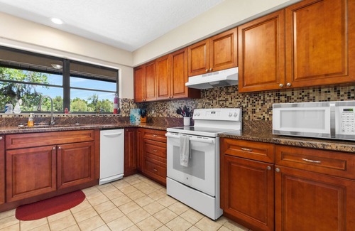 Homosassa House | Water Front Property w/Direct Access to The HOMOSASSA RIVER!