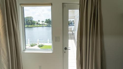 Central Beach Apartment | Waterfront- 4 BR 3 Bath, intercostal,pool,5 min walk to beach-8