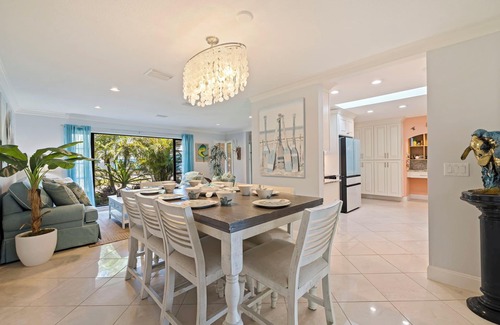 Anona House | Waterfront Escape ~ 8 min to Indian Rocks Beach ~ Dolphin & Manatee Sightings