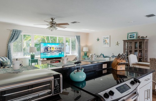 Yacht Club House | Waterfront! Oversize Corner Yard, Dock w/lift, Pool - Villa Tropical Calusa - Roelens