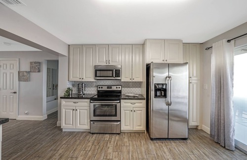 Argonaut Isle House | Waterfront Retreat Near FLL/Hollywood/Dania - 2BR w/BBQ, Kayaks & Beach Access