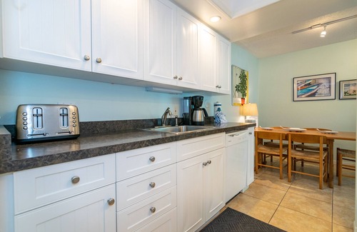 Holmes Beach Condo | WE 106 Lovely Gulf Front 1/1 Pool Condo Relax On Sugar Sand Beach