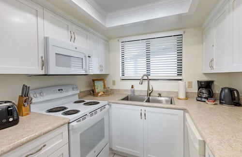 New Smyrna Beach Condo | Weekly Special! Comfortable Unit With Ocean View! Beachfront Pool! - OT403
