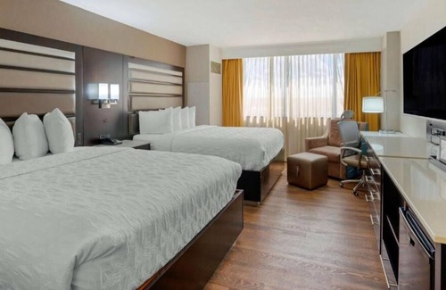 Baymeadows House | Your Home Away From Home! 3 Relaxing Units, Free Parking & Breakfast, Pool