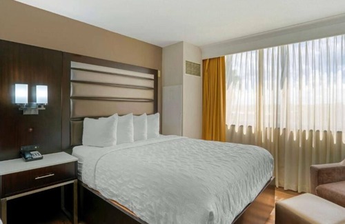 Baymeadows House | Your Home Away From Home! 3 Relaxing Units, Free Parking & Breakfast, Pool