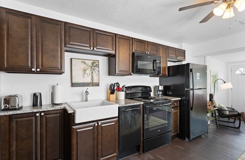 Historic District Apartment | 1/1 2nd floor apartment in the heart of downtown, historic New Smyrna Beach.