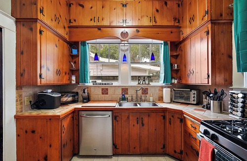 Eustis House | 1/2 mile to Downtown Eustis~2 FirePits~Air Hockey~Cozy Screen Porch~Historic