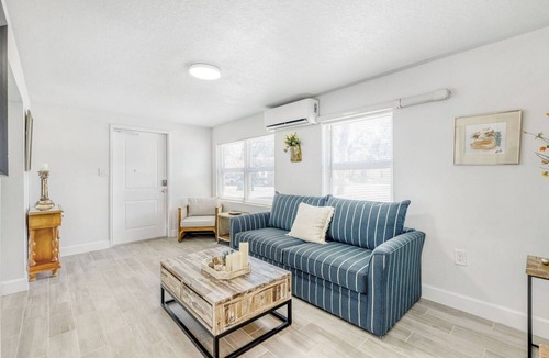 Tropic Apartment | 1-bedroom apartment near the beach Melbourne with AC