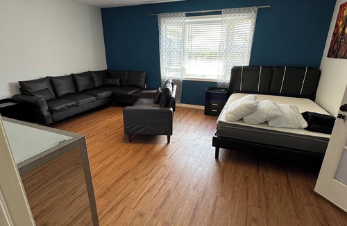 Trafalgar Bed & Breakfast | 1-bedroom bed & breakfast in charming Cape Coral with Pool and laundry service