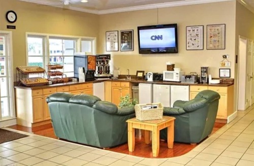 Moorings Apartment | 1 bedroom condo near beach, bathroom, kitchenette, community pool, restaurant