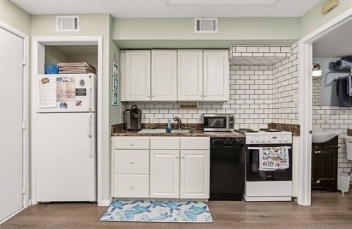 North End Condo | 1 Bedroom Condo Next to Boardwalk with Parking, Pool and Hot Tub