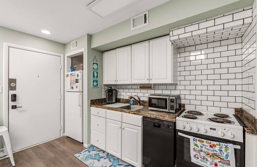 North End Condo | 1 Bedroom Condo Next to Boardwalk with Parking, Pool and Hot Tub
