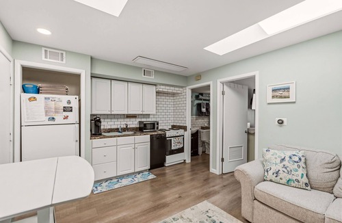 North End Condo | 1 Bedroom Condo Next to Boardwalk with Parking, Pool and Hot Tub