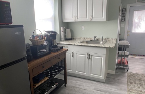 Lake Worth Corridor Cottage | 1 Bedroom House,Fenced Backyard, Private Patio, Firepit, Grill, Driveway Parking