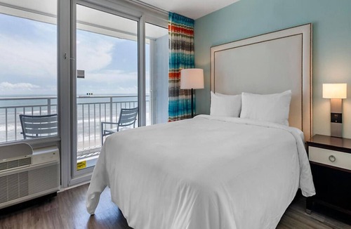 Daytona Beach Shores Resort | 1 Bedroom Oceanfront Condo at Daytona Beach Seabreeze!