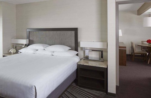 Peachtree Center Hotel | 1-Bedroom Suite at a 4⭐️ Hotel