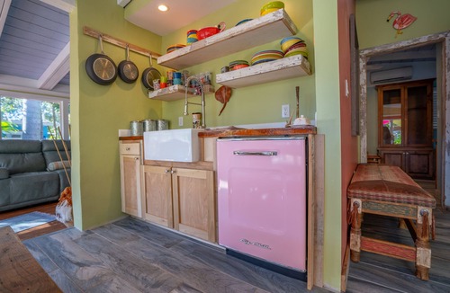 Fort Myers House | 1 Bedroom Tiny Home on Canal near River in Fort Myers! Shared Yard With Owners!
