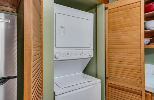 Vein Mountain House | 1 bedroom with a loft and hot tub cabin 45 minutes to Asheville
