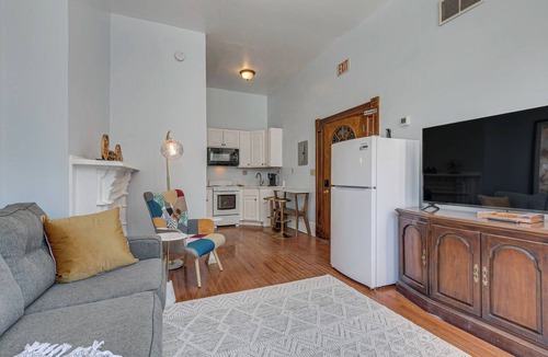 Downtown Baltimore Apartment | 1 Block to Penn Station-Baltimore! Urban Studio