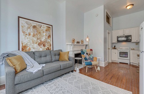 Downtown Baltimore Apartment | 1 Block to Penn Station-Baltimore! Urban Studio