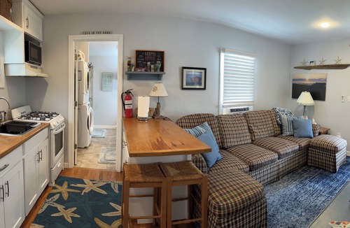 Wall Cottage | 1 Block to the Sea and Sand!