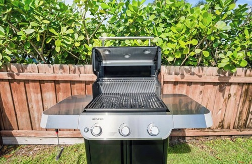 Palm Beach Shores Apartment | 1 Block to the BEACH! King Beds! BBQ!