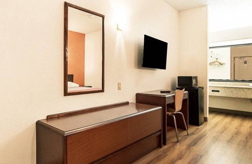 Covington Apartment | 1 King Bed | Smoking, Micfridge