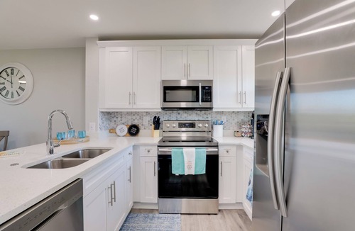 Ruskin House | 1 Mi to Beach: Coastal-Zen Ruskin Retreat!