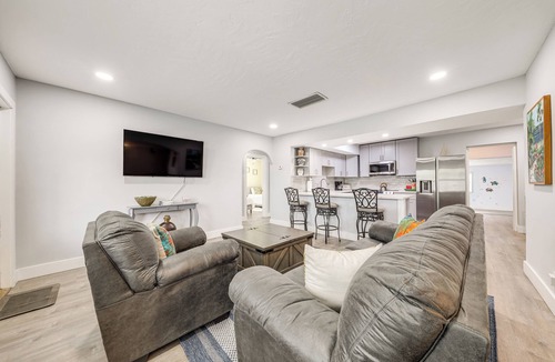 Lantana Cottage | 1 Mi to Beach: Sunny Lantana Cottage w/Pool!
