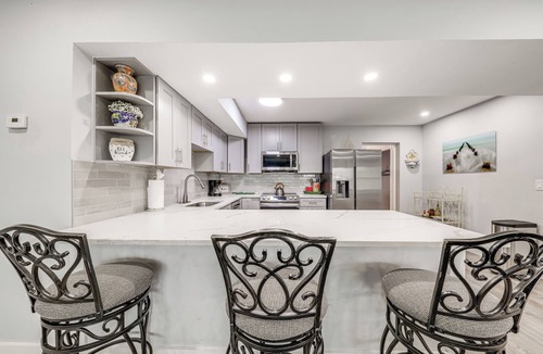 Lantana Cottage | 1 Mi to Beach: Sunny Lantana Cottage w/Pool!