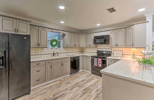 Olde Town Cottage | 1 Mi to Old Town Bluffton: Home w/Screened Porch