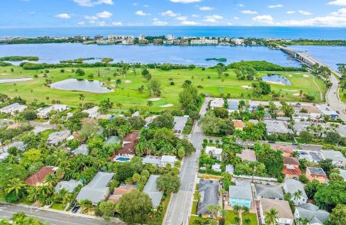 Parrot Cove House | 1 Mi to Shore Pet-Friendly Lake Worth Beach Home!