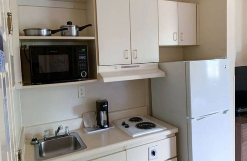 Myrtle Beach Apartment | 1 Queen Bed|Mob Acc|Nsmk|Sofa-Bed