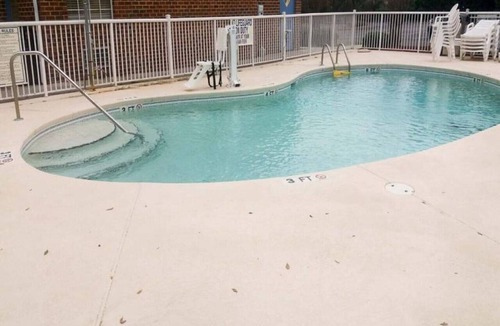 Myrtle Beach Apartment | 1 Queen Bed|Mob Acc|Nsmk|Sofa-Bed