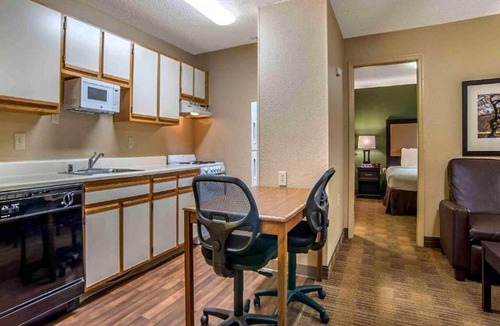 Greenville - Spartanburg Apartment | 1 Queen Bed | Mob Acc Tub Ste Nsmk Sb Micfri