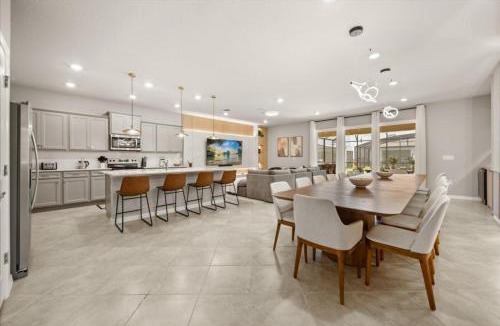 Four Corners House | 10 Bedrooms 8 Bathrooms Windsor Cay 15770 Cc