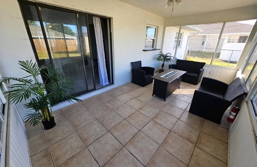 Englewood East House | 10 min. from the beach, pet-friendly, fenced yard.