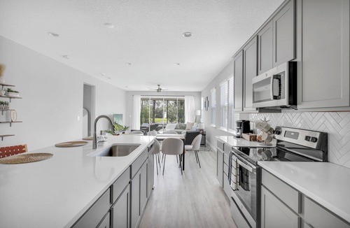 Doctors Inlet House | 10 Min to Doctors Lake and St. Johns River! Aqua Oasis Sleeps 10 and 2 King Bds