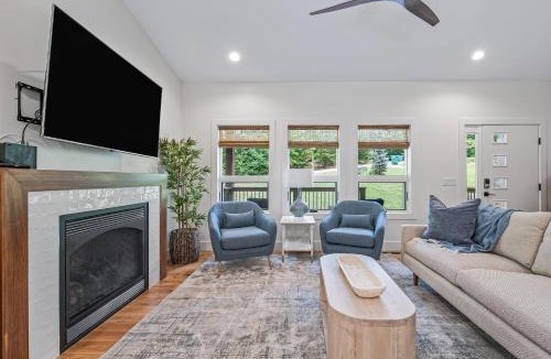 Asheville House | 10 Min to Downtown Asheville. Luxury Finishes. Private Hot Tub & Arcade