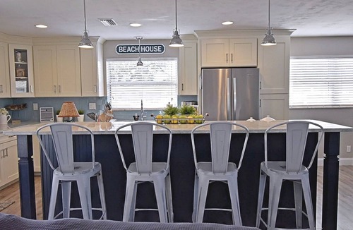 Ortona Park House | 10 minute WALK to the BEACH - Renovated!