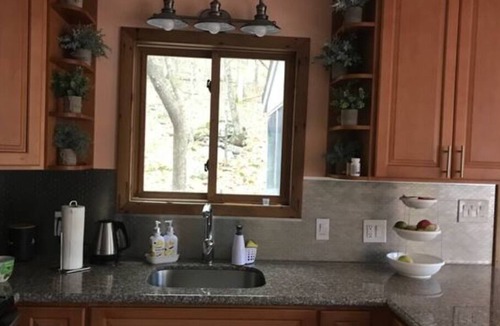 Bushkill Ski Chalet | 10 minutes from Shawnee Ski Resort or Hike Bushkill Falls, Poconos