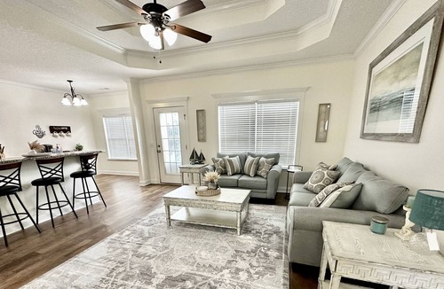 Brunswick House | 10 minutes from the beach- On a 14 acre Lake!