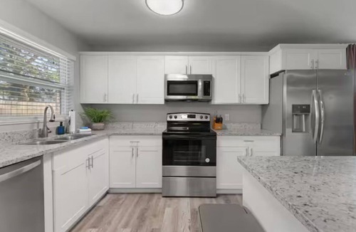 Seminole House | 10 minutes to Beach ~Minigolf ~ Heated Pool ~ Spa ~ Basketball Court ~ Game Room