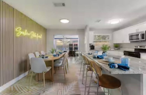 Seminole House | 10 minutes to Beach ~Minigolf ~ Heated Pool ~ Spa ~ Basketball Court ~ Game Room