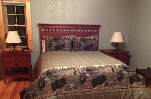 Columbus Cabin | 10 minutes to TIEC! Retreat to this secluded log cabin surrounded by nature.