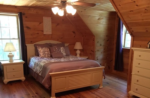 Columbus Cabin | 10 minutes to TIEC! Retreat to this secluded log cabin surrounded by nature.