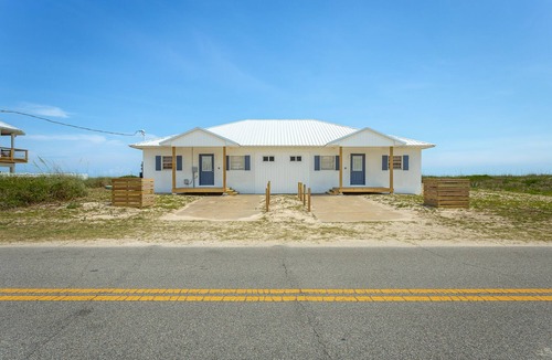 East End House | 10% off all remaining July weeks! ON THE BEACH, 2bed/1bath, ground level.